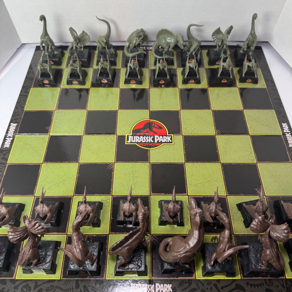 Jurassic Park Chess Set Noble Collection Dinosaur Board Game Ages 7+ COMPLETE - Picture 7 of 12
